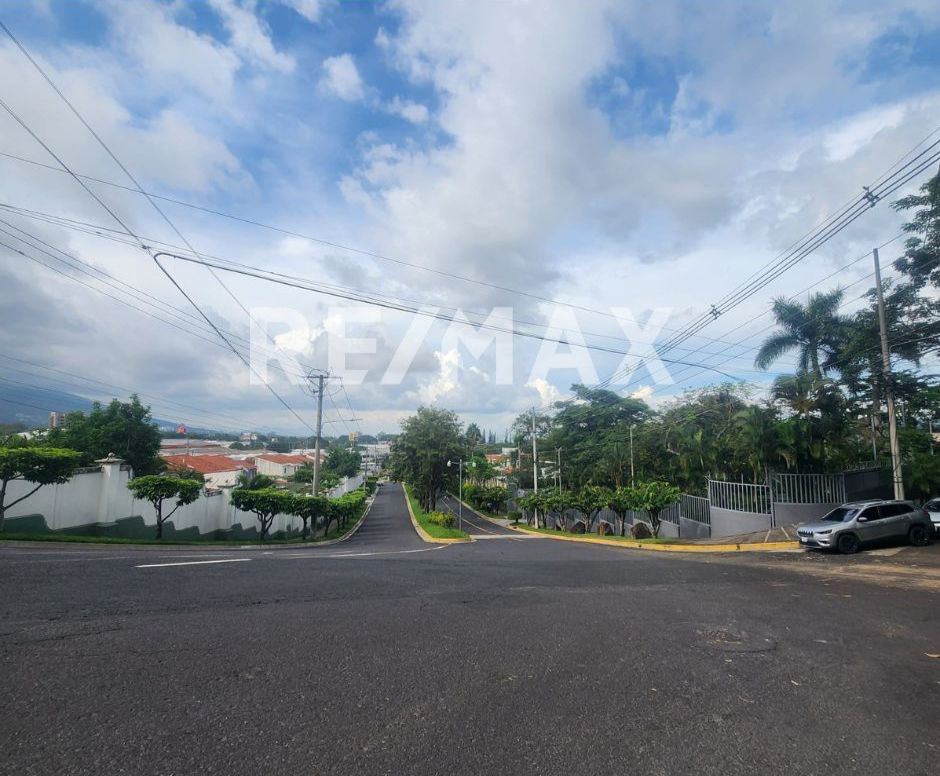 Exclusive land for sale in Residential Sierra Santa Elena