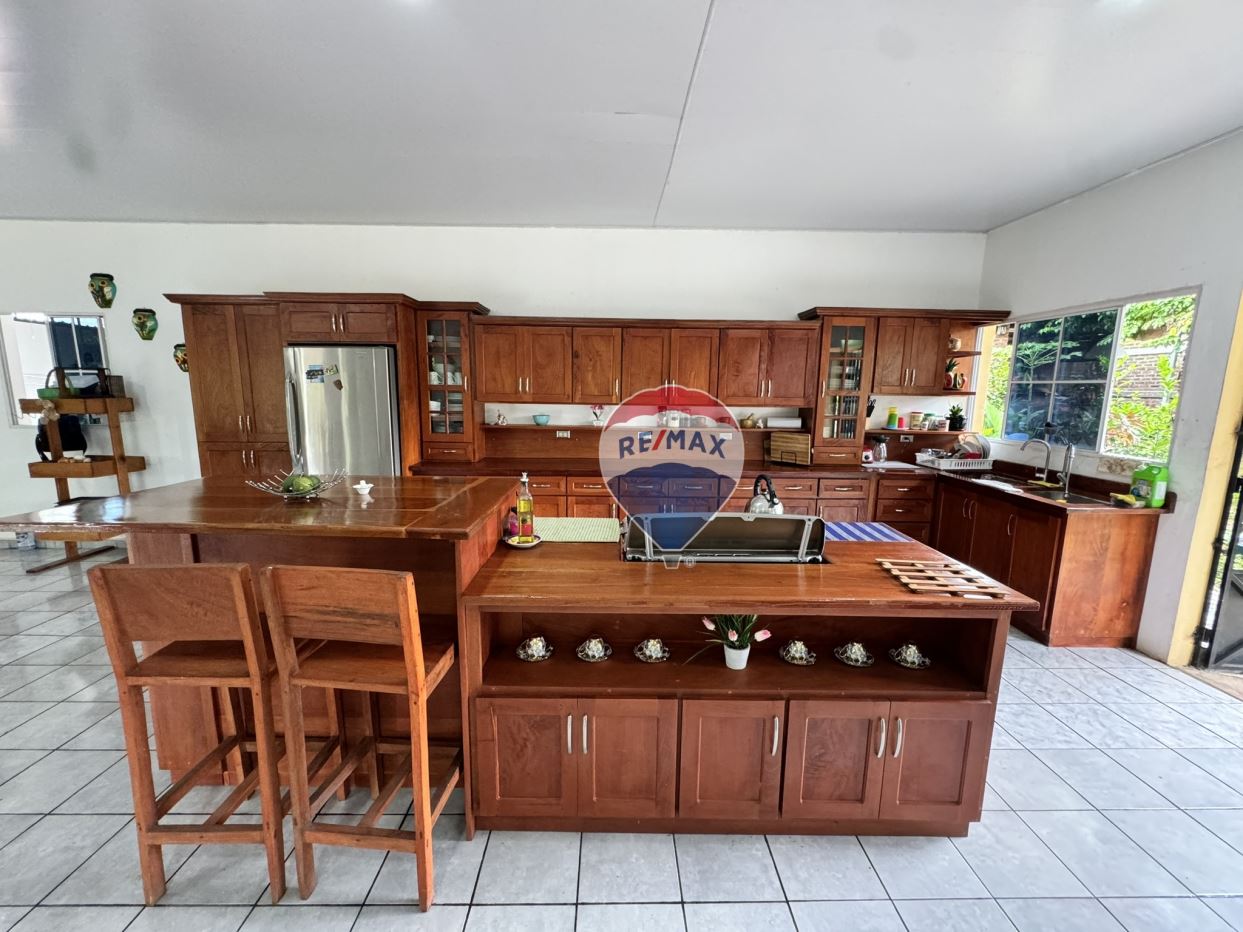 COUNTRY HOUSE SURROUNDED BY VEGETATION IN ATIQUIZAYA