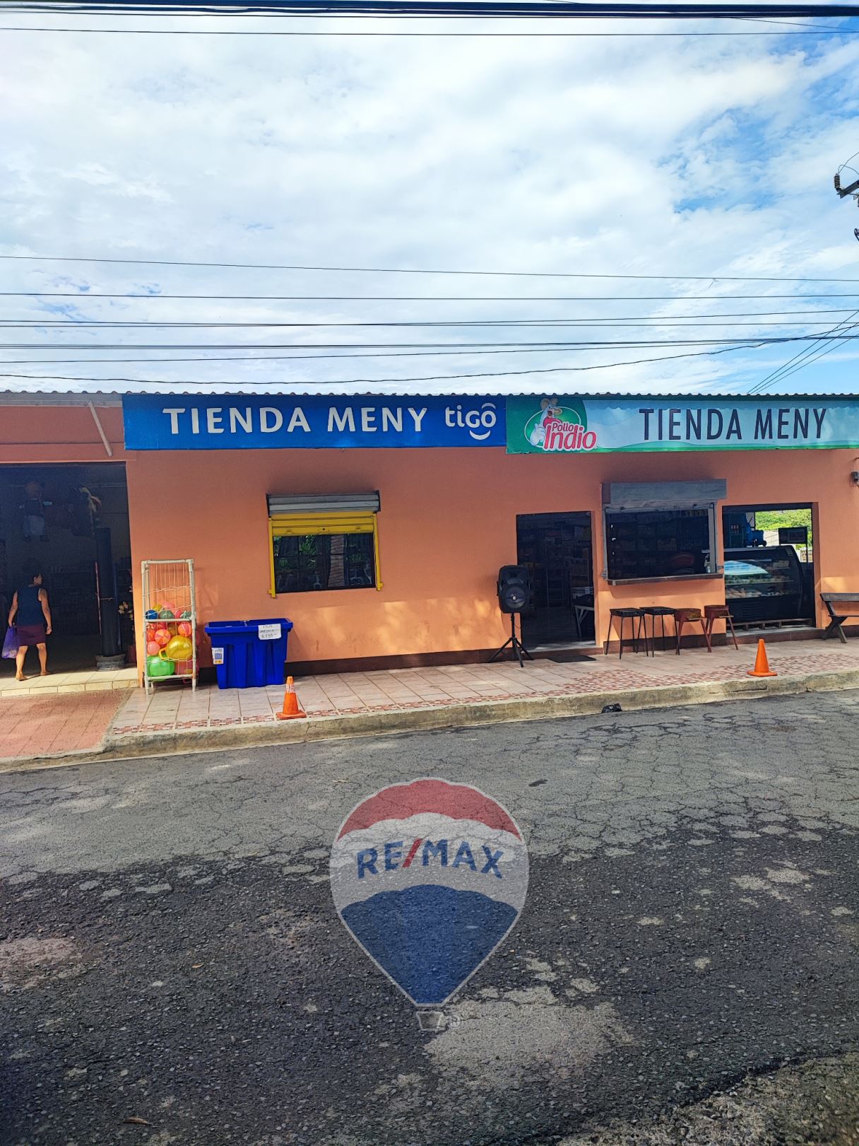 Commercial premises for sale in front of the Tacuba park