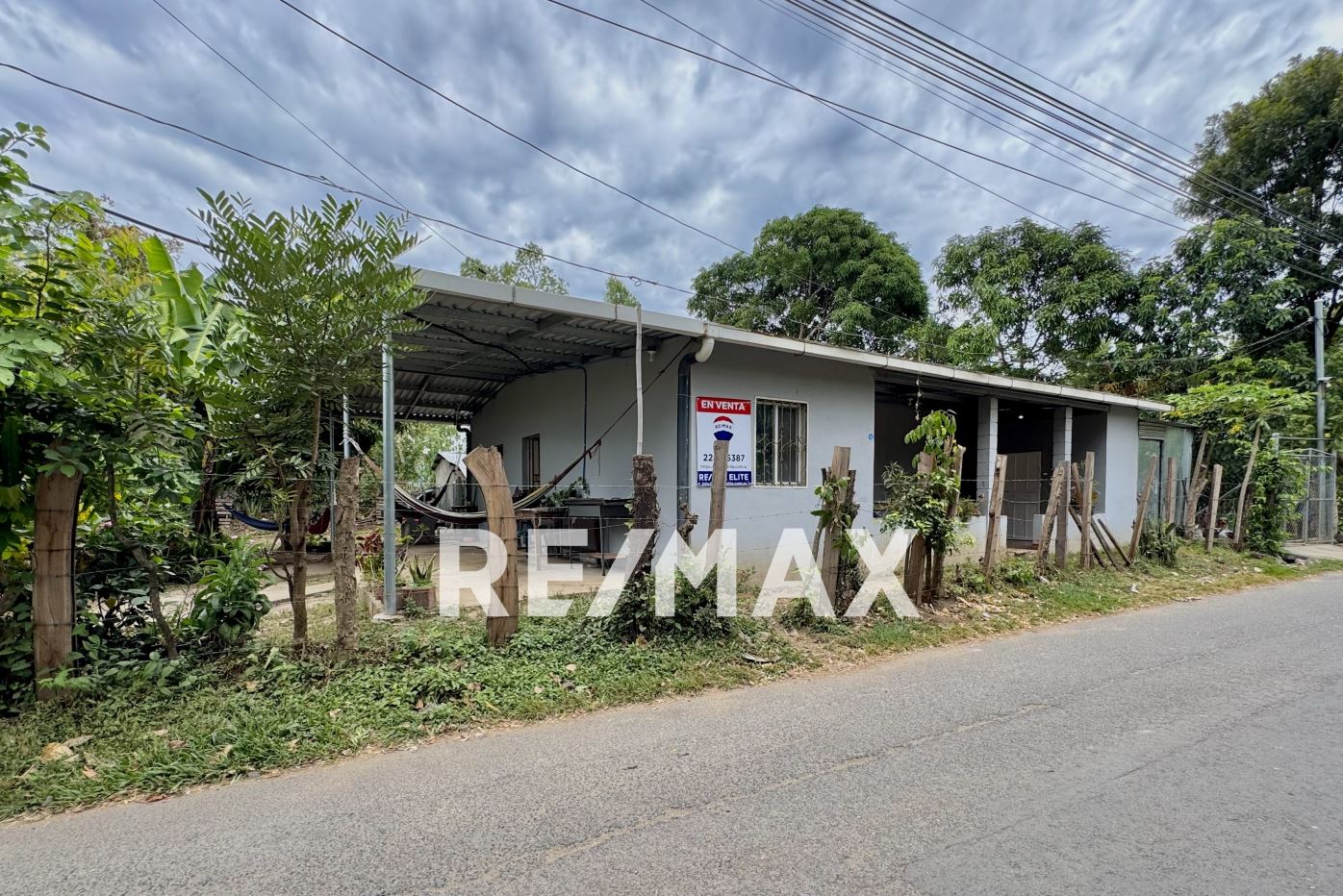 House with Ample Land and Commercial Potential in Canton La Parada