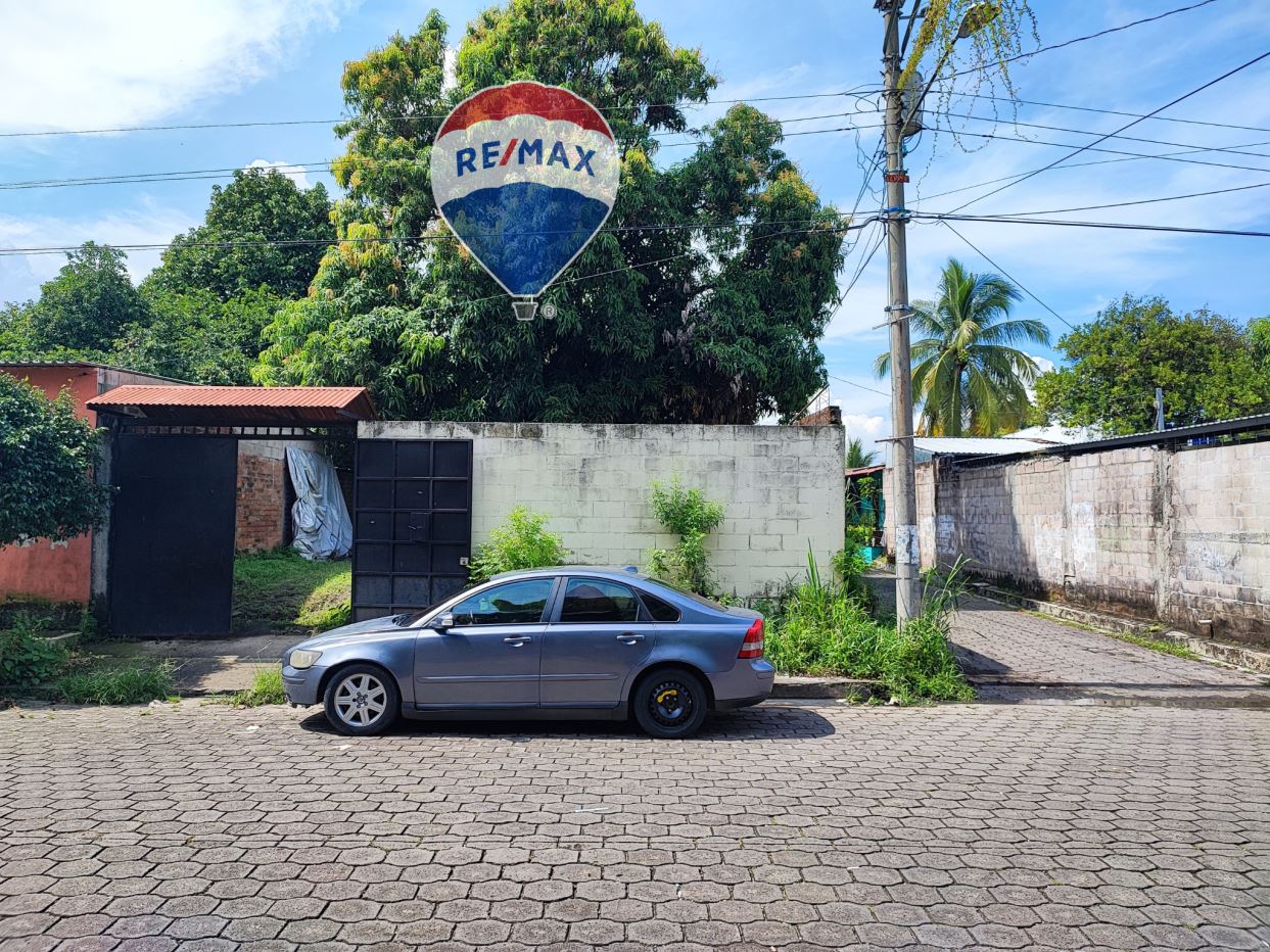 Lot for sale a few meters from the Lourdes Colon Institute