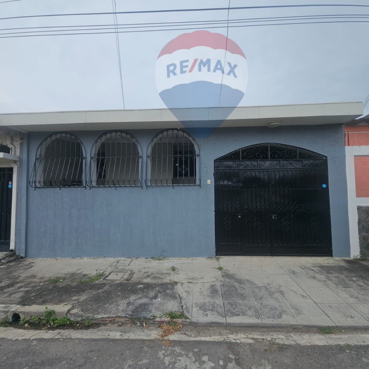 LARGE HOUSE FOR RENT COLONIA MIRALVALLE WITH COMMERCIAL VOCATION.