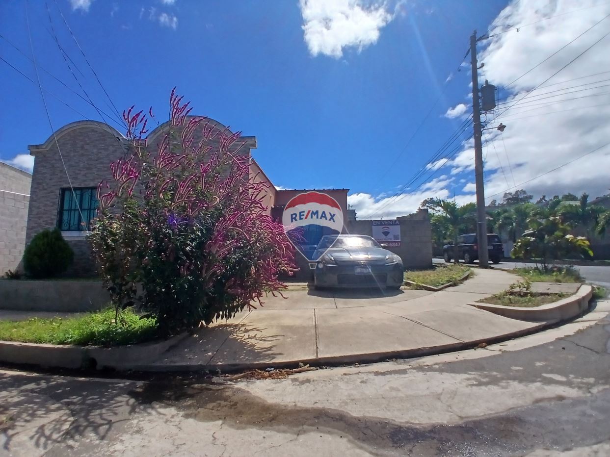 CORNER HOUSE IN RESIDENCIAL ROSABAL