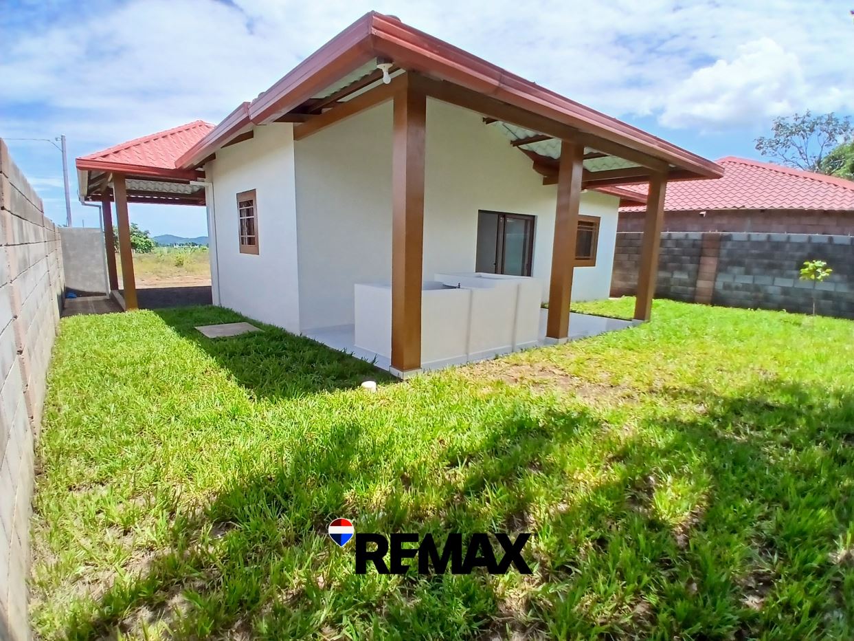 HOME WITH MODERN FINISHES IN USULUTÁN