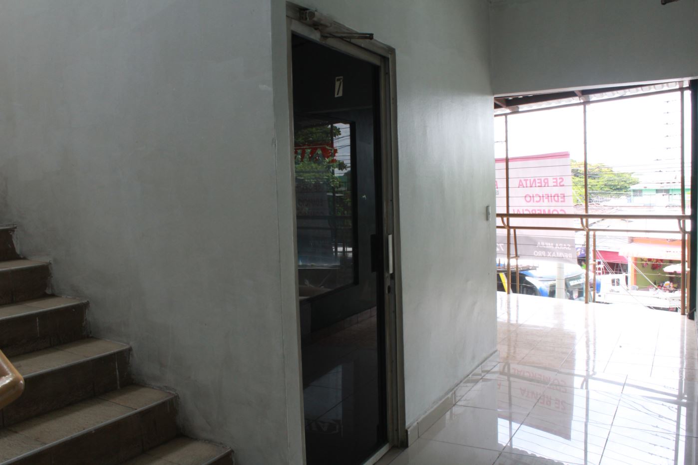 Local #4 en Alquiler Plaza Bahia