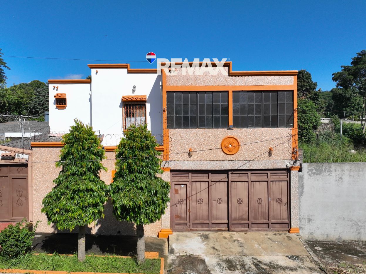 LARGE HOUSE WITH A LOVELY GARDEN IN EL TRÉBOL