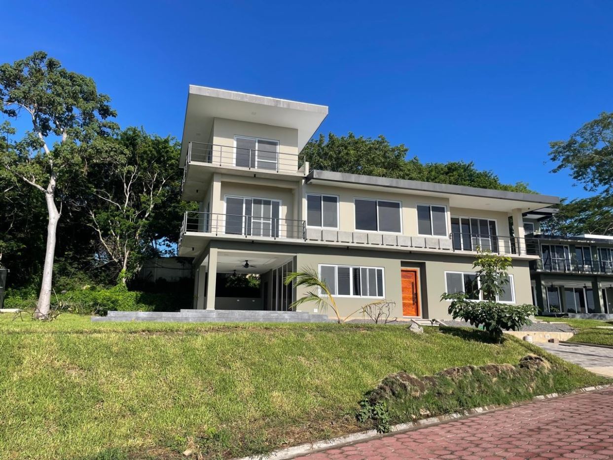 Great Plusvalia:  Luxury House for Sale in #SurfCity – House No. 34