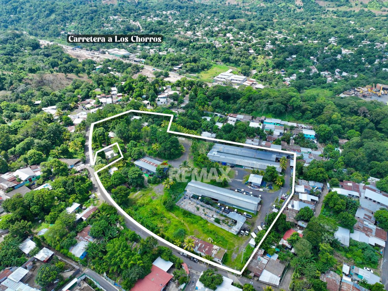 Terreno con bodegas en zona empresarial La Ceiba – Colón