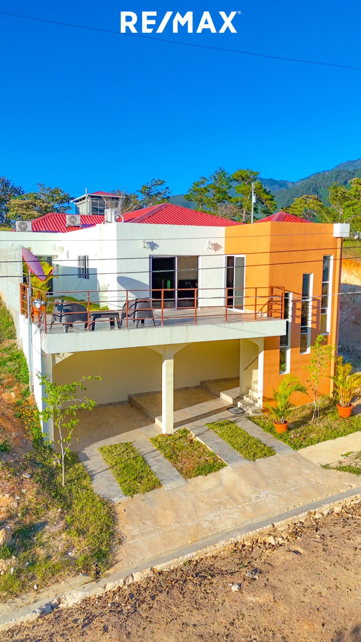Brand new house in a private area with mountain views and cool climate.