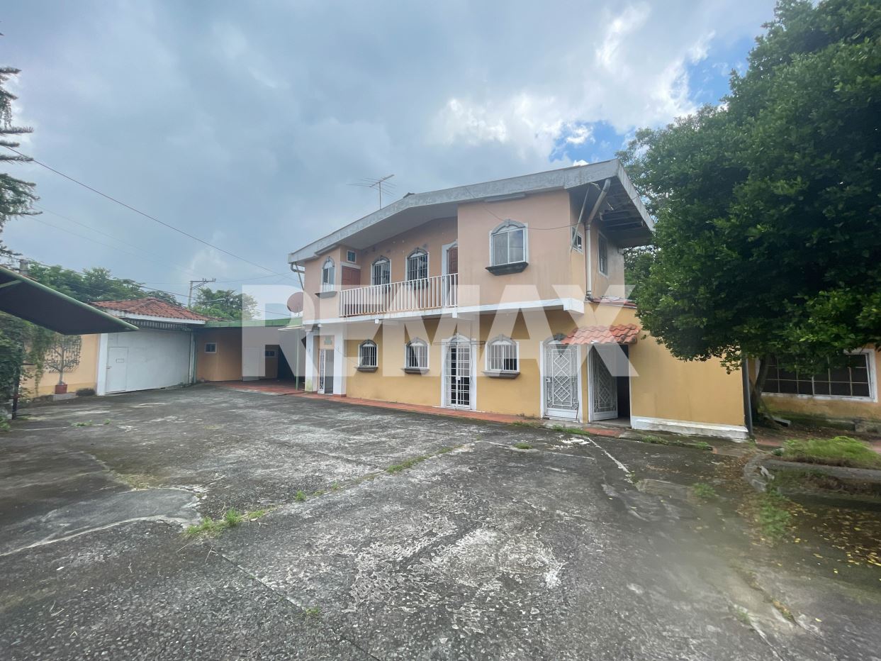 LA CASONA: Spacious property with stunning panoramic views.