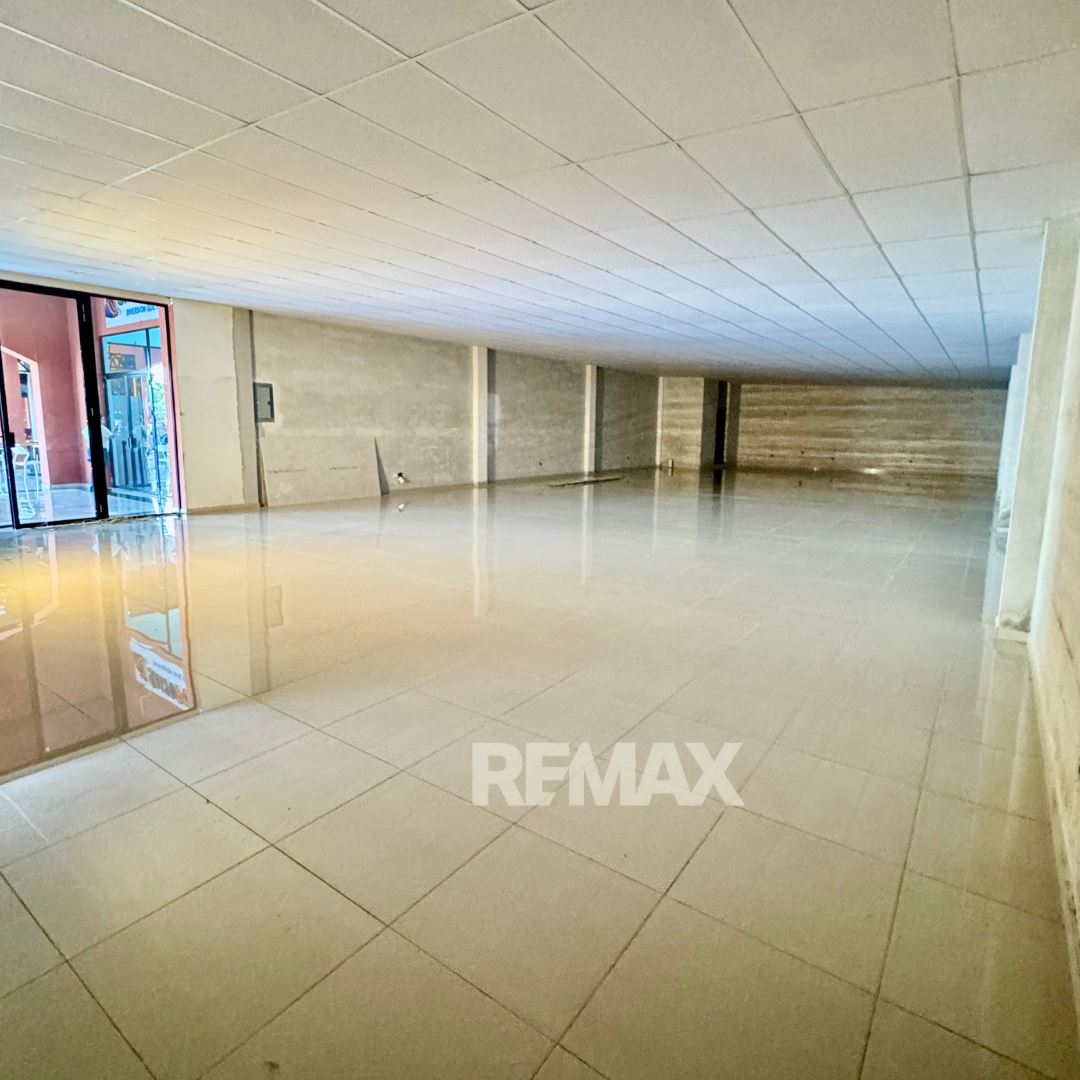 Local grande en Mall del Sol Usulután.