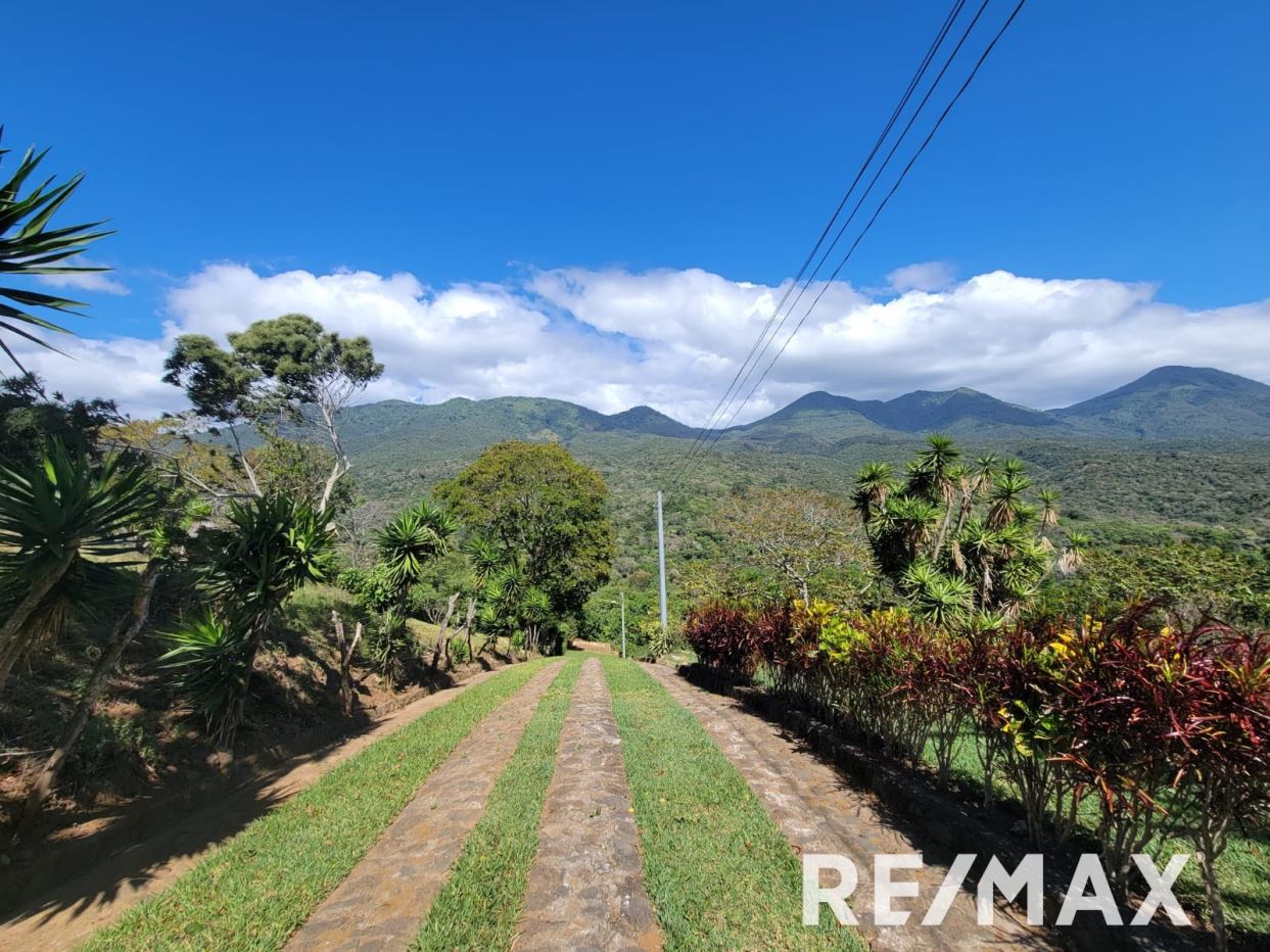 Lot for Sale in Juayúa – Semi-Flat Terrain with Panoramic Volcano Views
