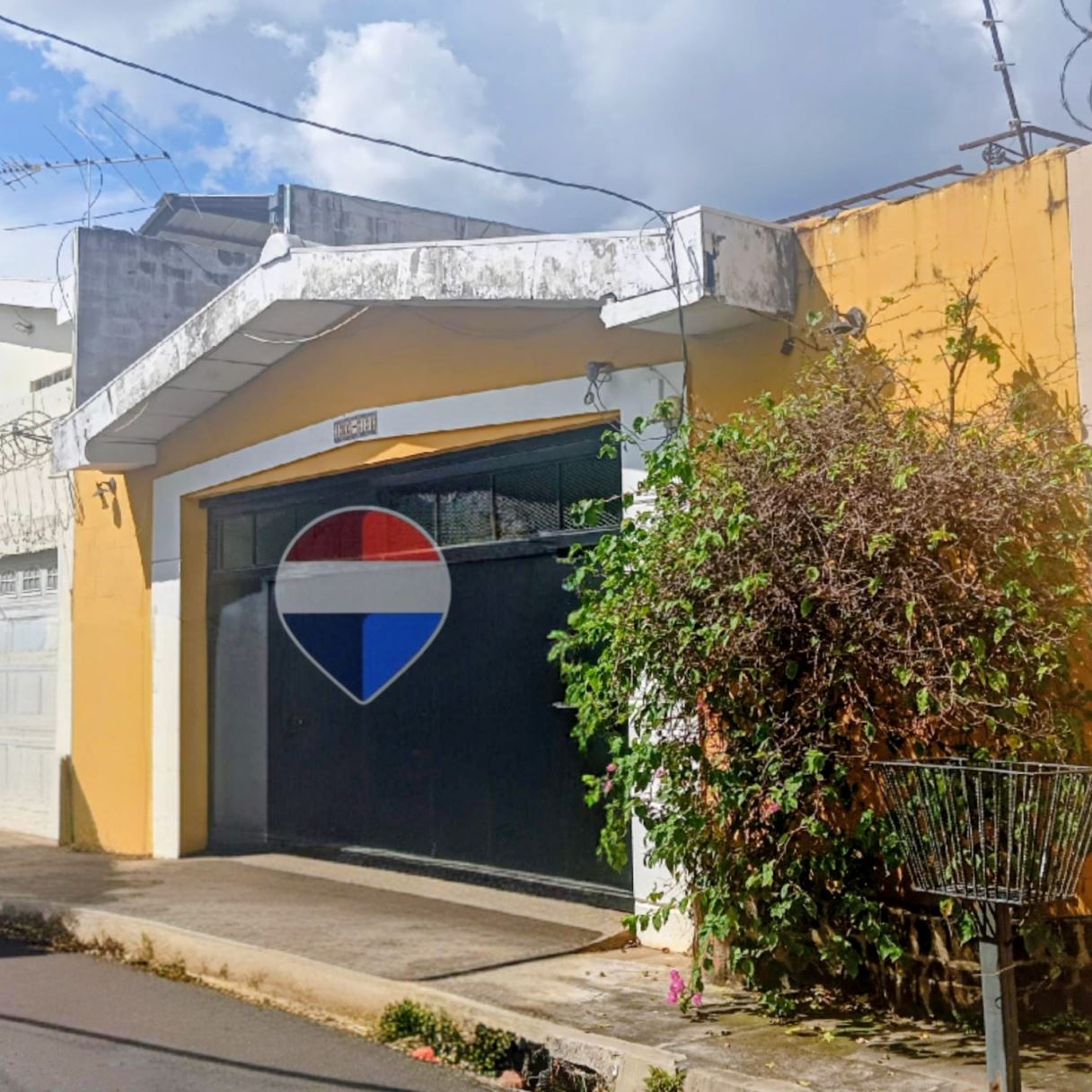 HOUSE FOR SALE. PINARES DE SANTA ANA