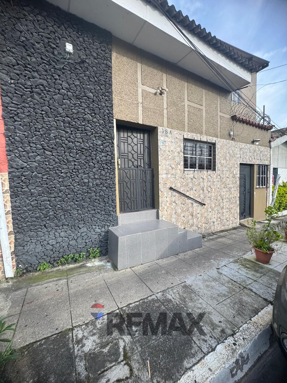 VENDO CASA EN CENTRO DE SANTA TECLA