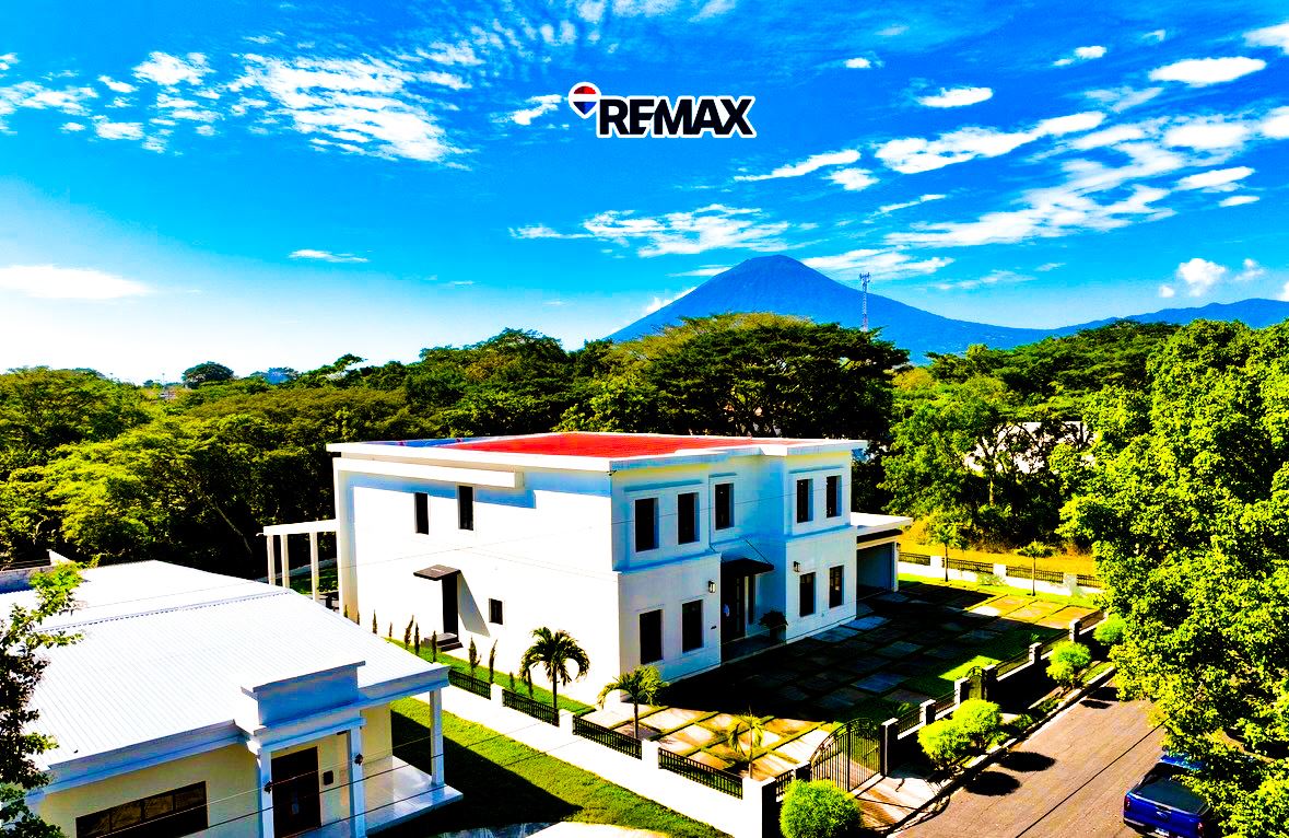 Luxury Residence with Double Lot in Riverside Park