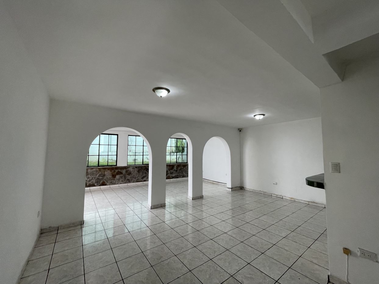 HOUSE FOR SALE IN FLOR BLANCA