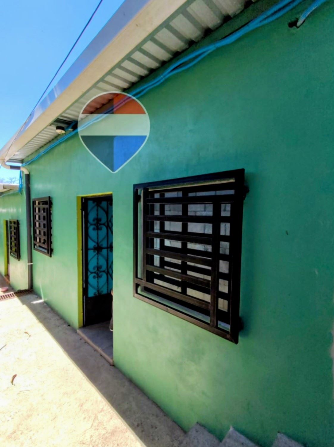 HOUSE PLUS THREE APARTMENTS FOR SALE LARA COLONIA. SANTA ANA