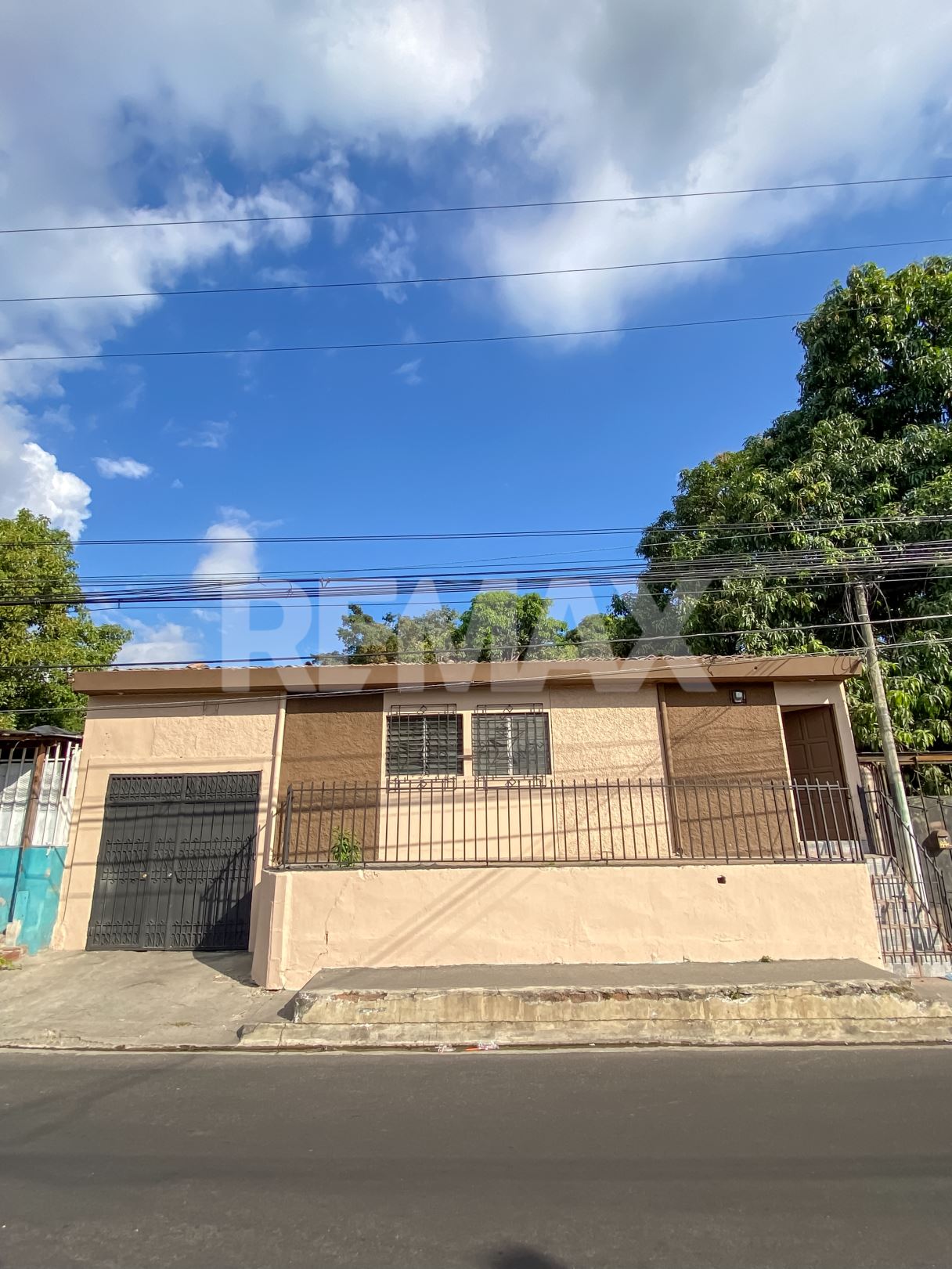 COMMERCIAL HOUSE ON MAIN STREET IN CUSCATANCINGO