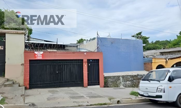 INVESTMENT OPPORTUNITYHOUSE FOR SALE IN DOWNTOWN SANTA ANA – COMMERCIAL OR RESIDENTIAL USE.
