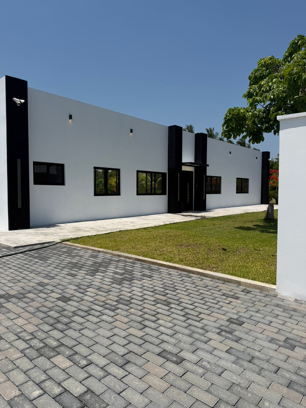 EXCLUSIVE LUXURY RESIDENCE WITH SMART TECHNOLOGY AND CONTEMPORARY DESIGN